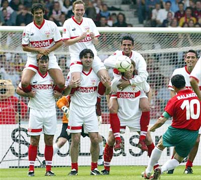 他一生没能获得联赛冠军却入选世界杯最佳阵容对手排双层人墙致敬