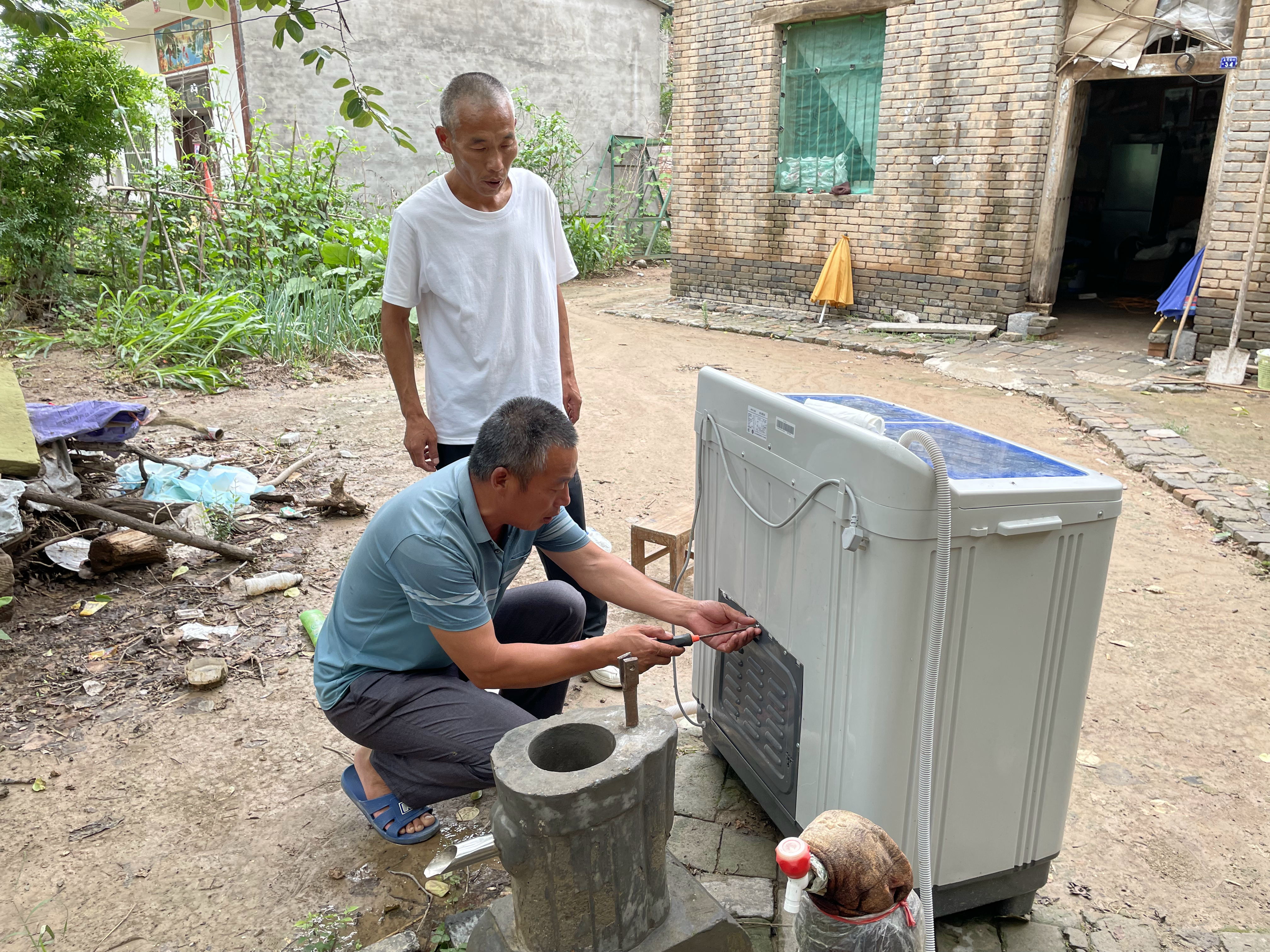 “杀人犯”谢哲海洗冤录:自称因凑热闹被控“强奸未遂后杀人”,服刑22年,出狱后仍在喊冤,靠打零工为生