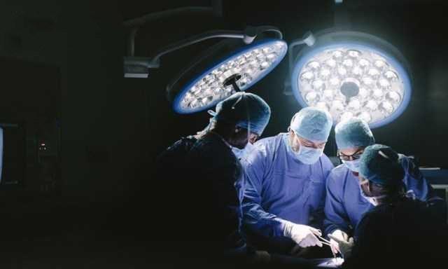 太神奇了！男子天生没有“蛋蛋”无法生孩子，哥哥捐一颗移植成功