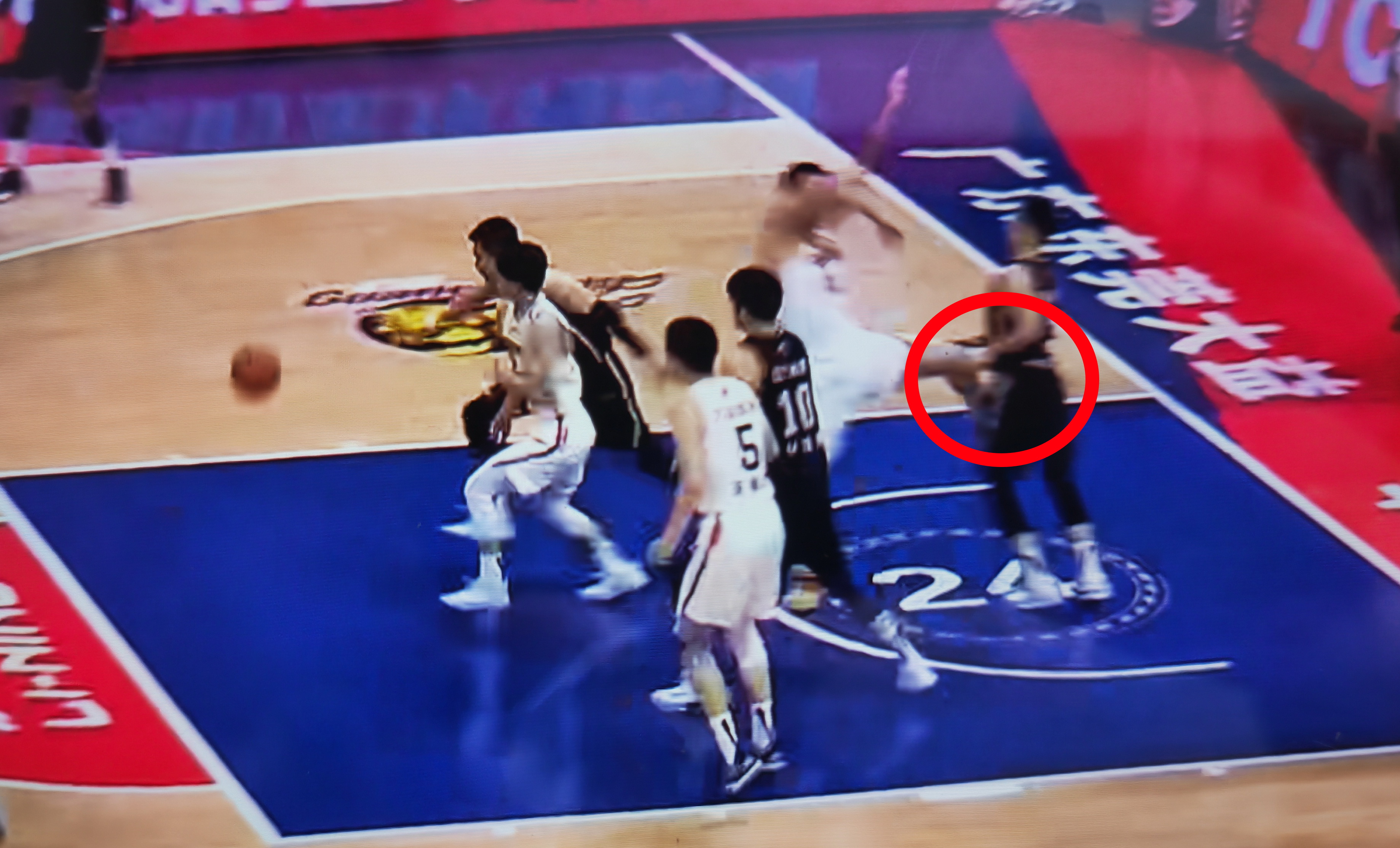 辽篮不公平判罚,辽篮对广东不可思议判罚