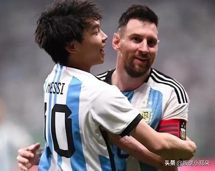 这是谁家的显眼包啊？这么可爱