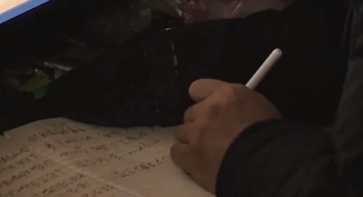 七旬摊贩竟然当众掌掴城管,地摊老汉当街掌掴城管怒吼