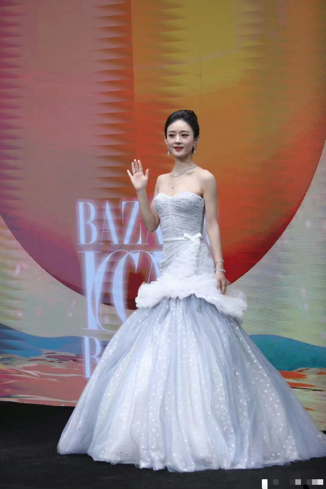 “酥胸半露”却偏要捂着,故作矜持,有一种尴尬叫迪丽热巴玩性感