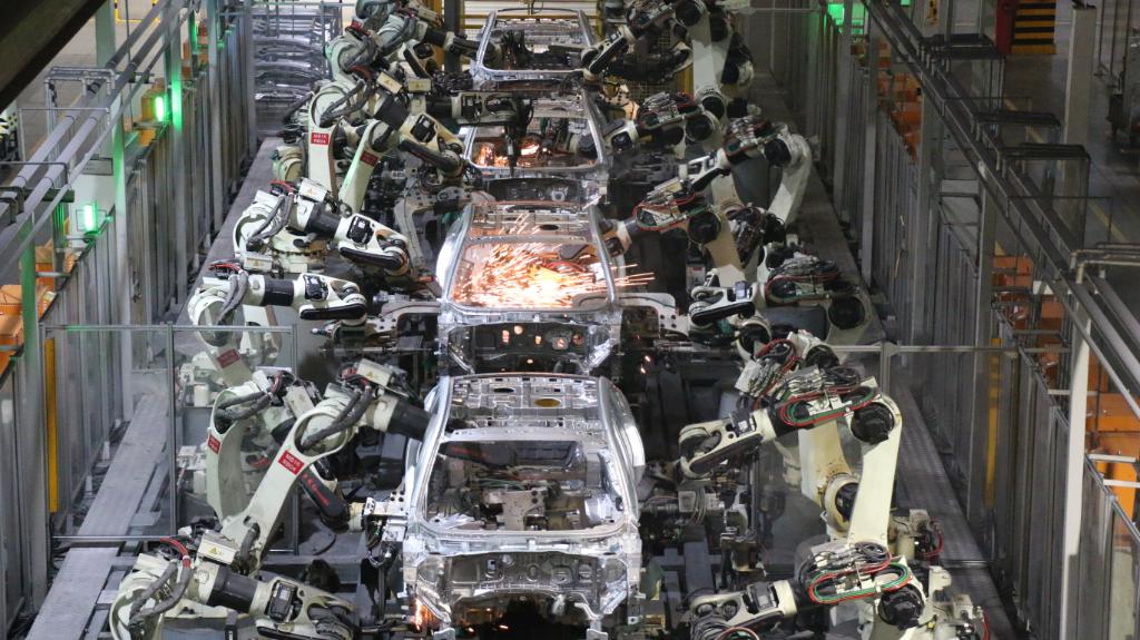 重庆制造再出发①｜“老司机”上“新赛道”看百年长安的第三次创业