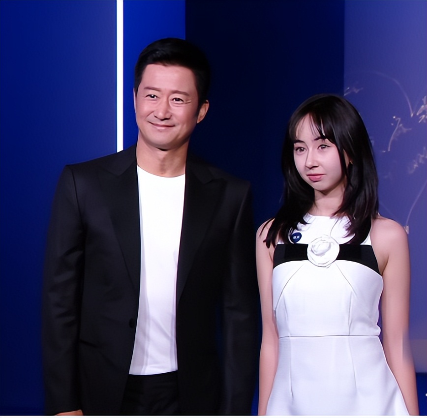 上海这一夜，内娱来了一大半，吴京谢霆锋拿大奖，冯小刚忙着交际