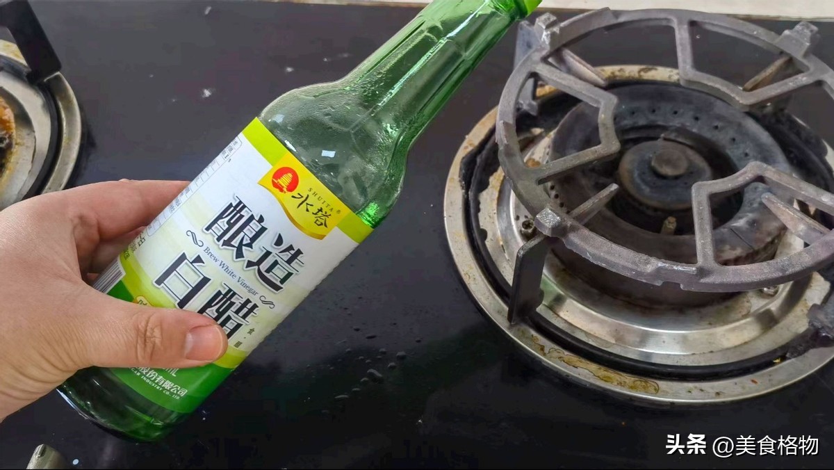 今天才知道把白醋倒在燃气灶上,白醋倒到煤气灶上有什么作用