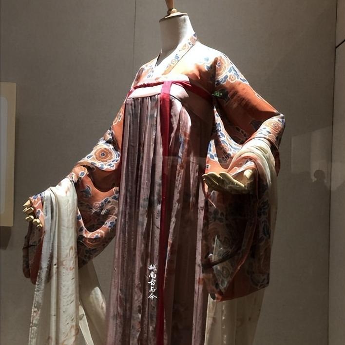 唐朝服饰袒胸露背,唐朝女子内衣服饰