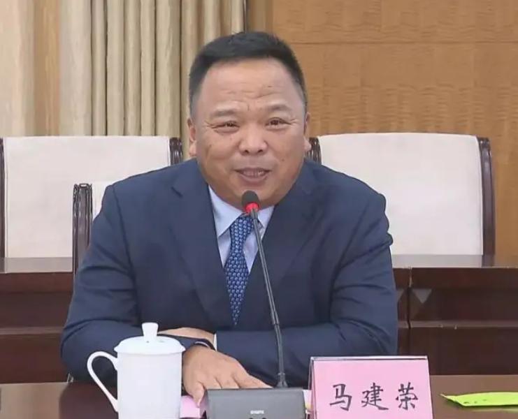 花1亿给员工包车,20年没人离职!他跟996对着干,却年入226亿