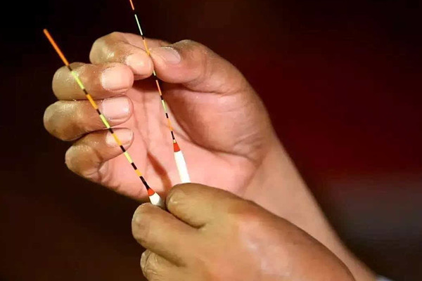 鲫鱼吃口浮漂缓慢下沉,鲫鱼吃口老是顶漂和横漂