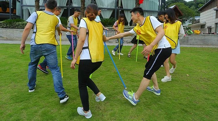 团建趣味飞机游戏怎么玩,趣游研学营