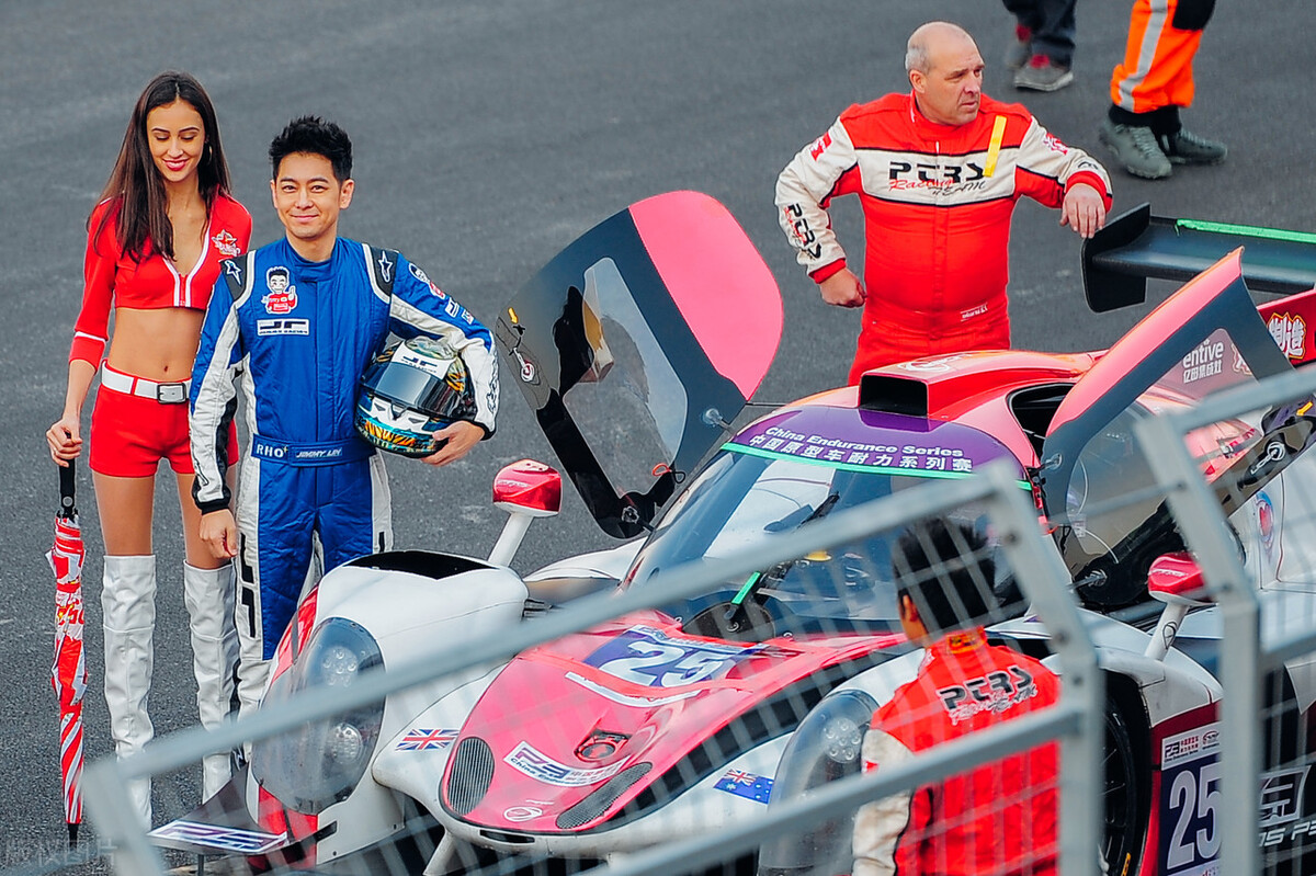 十七岁成为赛车手,不老男神林志颖为什么会开特斯拉