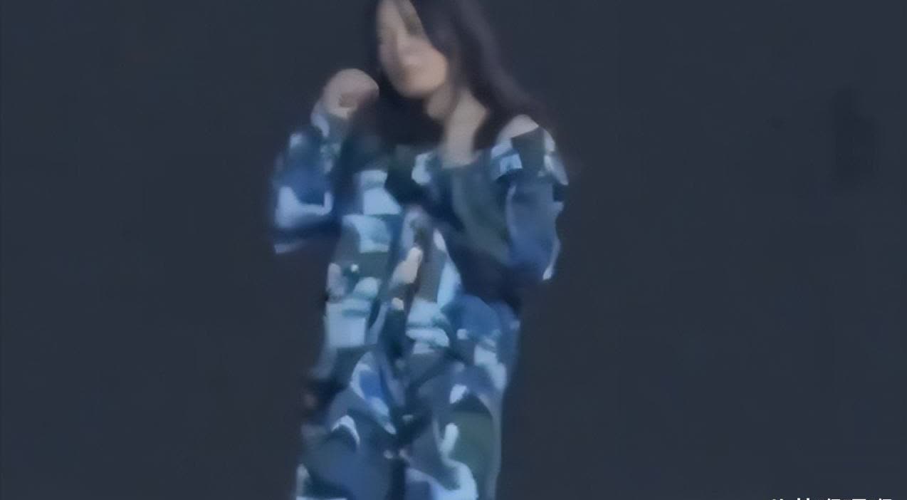 女生军训表演惊人走光，继续热舞露球，真人曝光疑似炒作