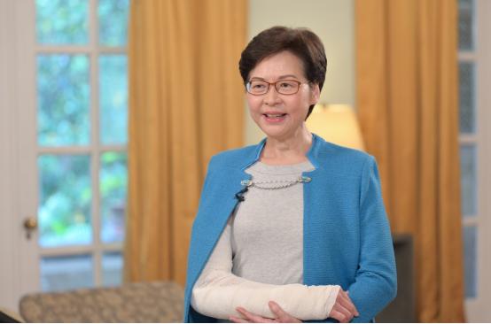 64岁香港特首摔倒骨折，老年人骨折做好2件事，还要补8种食物