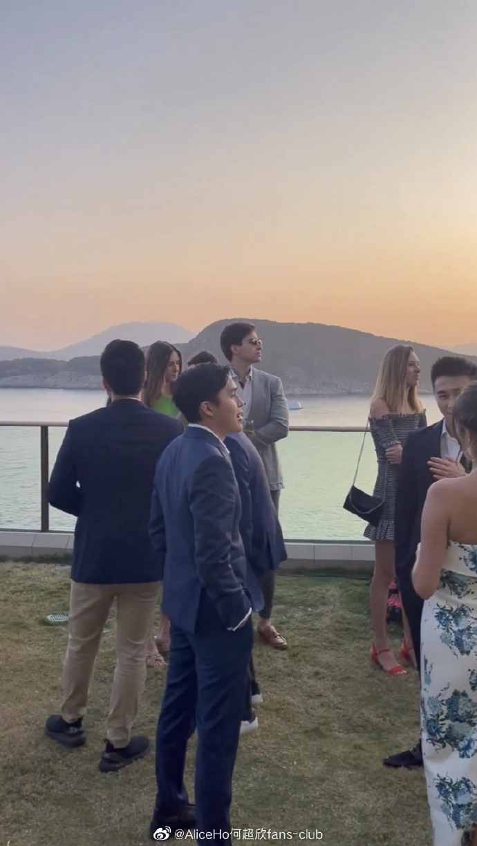 何超欣奚梦瑶一起玩,何超欣和李嘉欣同框