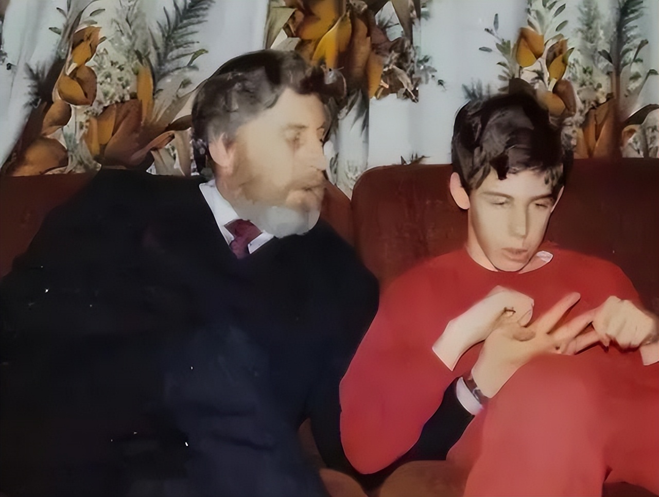 男孩受伤瘫痪一个人躺在炕上,男孩昏迷14年