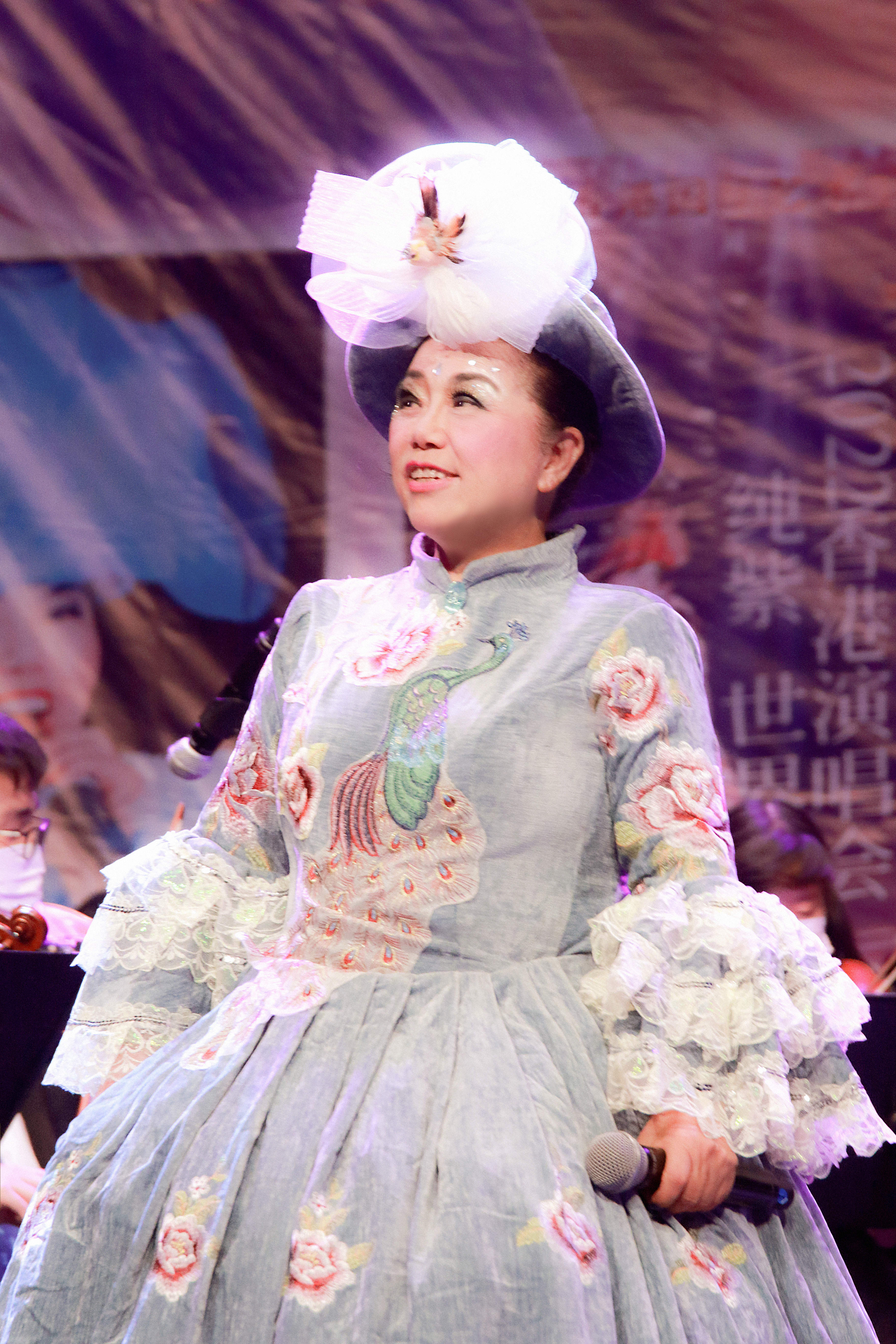 纯紫15种语言香港再度开唱打破记录绝无仅有