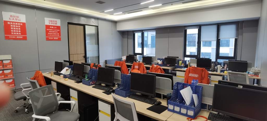 应聘司机背上15万贷款,应聘物流货车司机要交押金合法吗