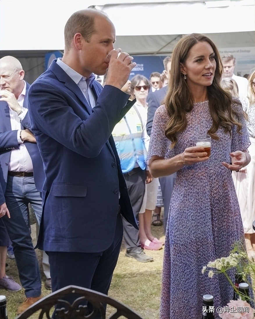 凯特王妃穿碎花裙美,凯特王妃足球视频