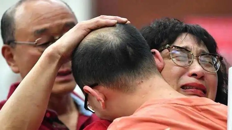 苦寻32年打拐妈妈与儿子团聚,打拐妈妈寻子完整版