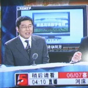 黄健翔前妻是端盘子的吗,足球解说员黄健翔现任妻子