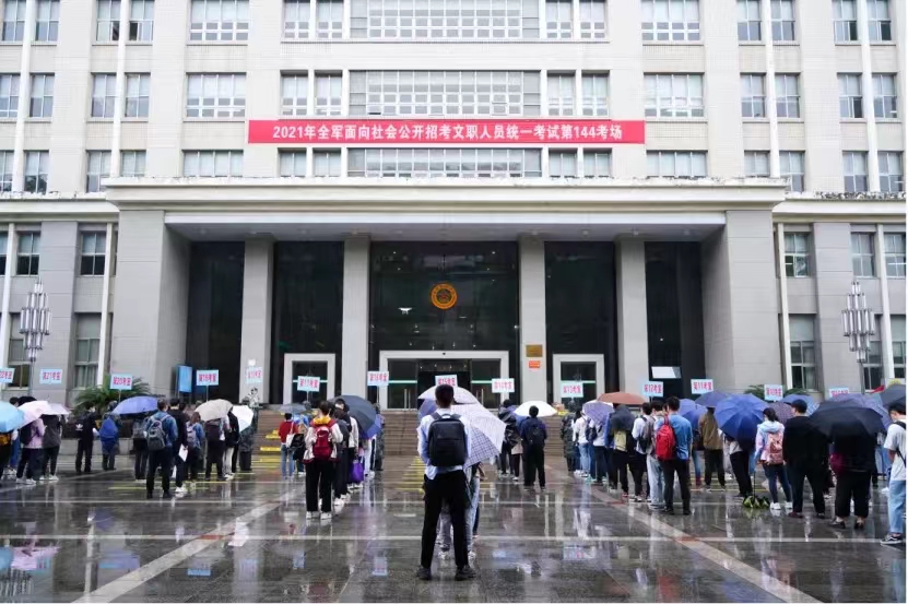 南京军队文职工资和公务员哪个高,军队文职退休待遇和公务员的区别