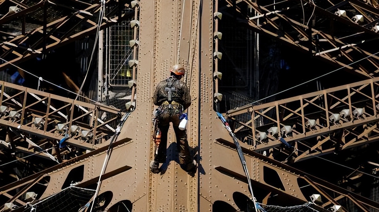 埃菲尔铁塔“撑不住”了？884处钢架断裂，花费4亿只修了条腿