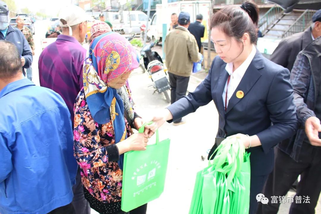 垃圾分类以法治为基础,垃圾分类宣传教育与严格执法