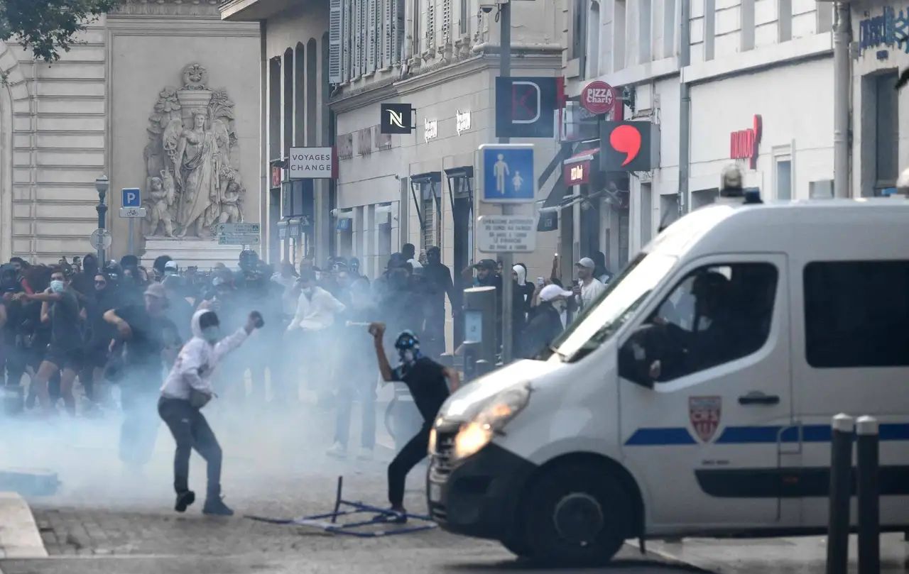 又是黑人！连日*乱暴**的真相，*行游**、骚乱，在法国已是家常便饭！