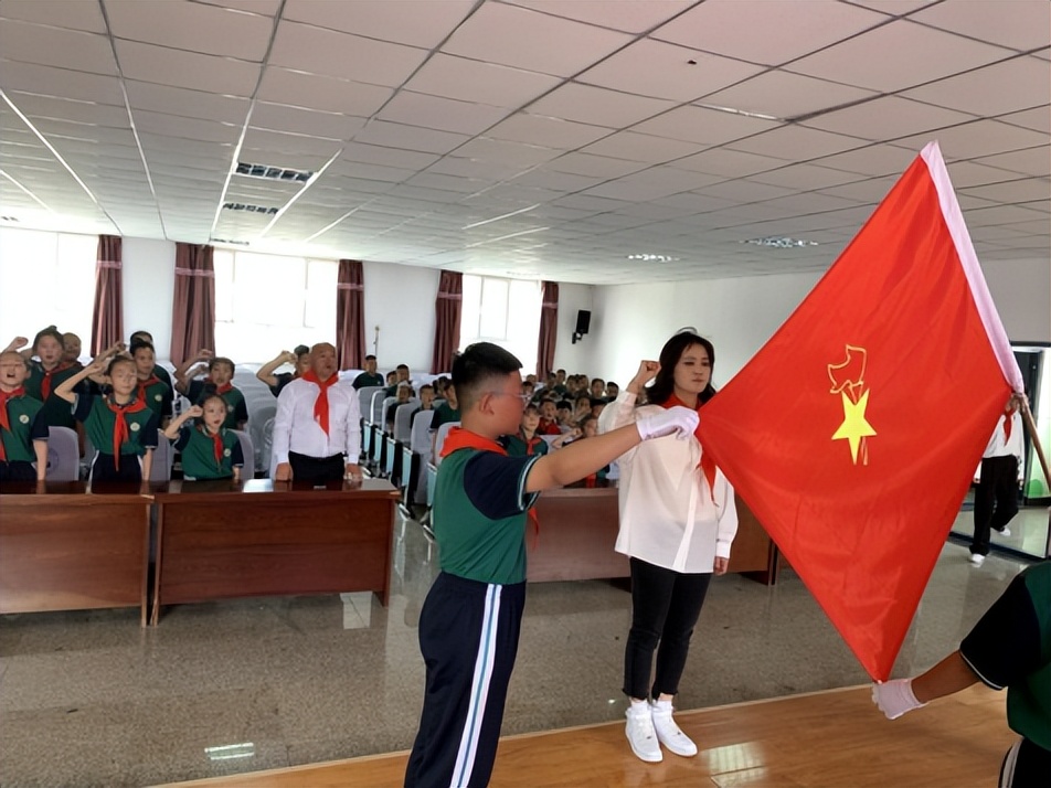 齐云路小学一年级入队仪式,凤泉区耿庄小学新队员入队仪式