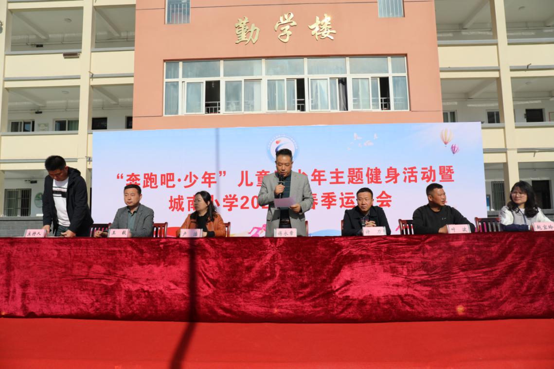 四月芳菲春意暖踏春赏花正当时,四月春意浓踏青赏花正当时