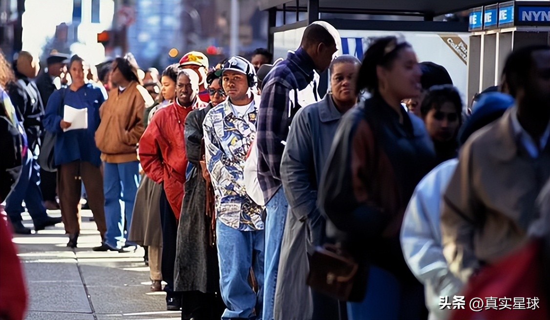 美国人逃离自由之地！纽约七百万人准备离开，犯罪和高税率太恐怖