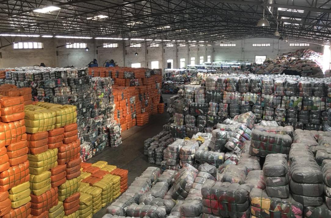 旧鞋回收有多暴利?在中国2元一双回收的旧鞋,卖到非洲能值70元