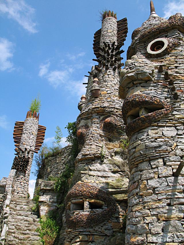 贵州80岁老人隐居深山打造古城,贵州一老人隐居在古堡30年