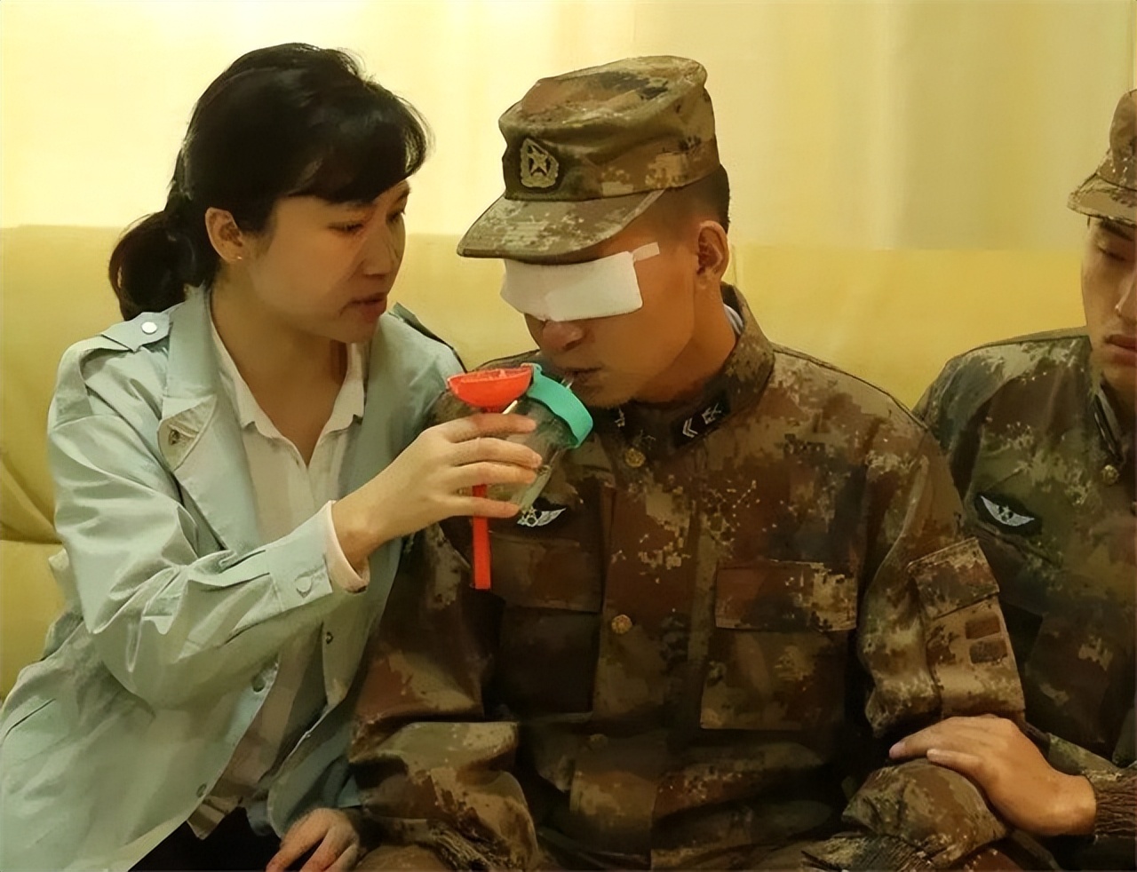 中国排雷英雄杜富国授勋仪式,排雷英雄杜富国八一勋章视频