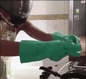 妹子，你的背的包很别致啊，旁边兄弟盯得眼都直了，哈哈哈哈哈哈