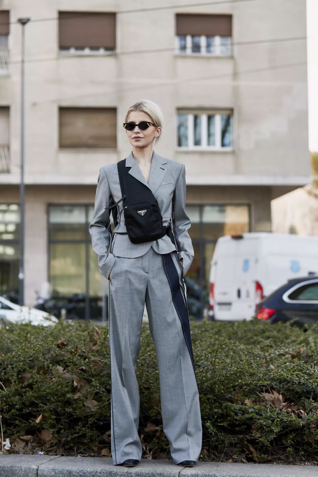 灰色和深灰哪个更适合年轻人穿,暖灰色系搭配灰白满满的高级感