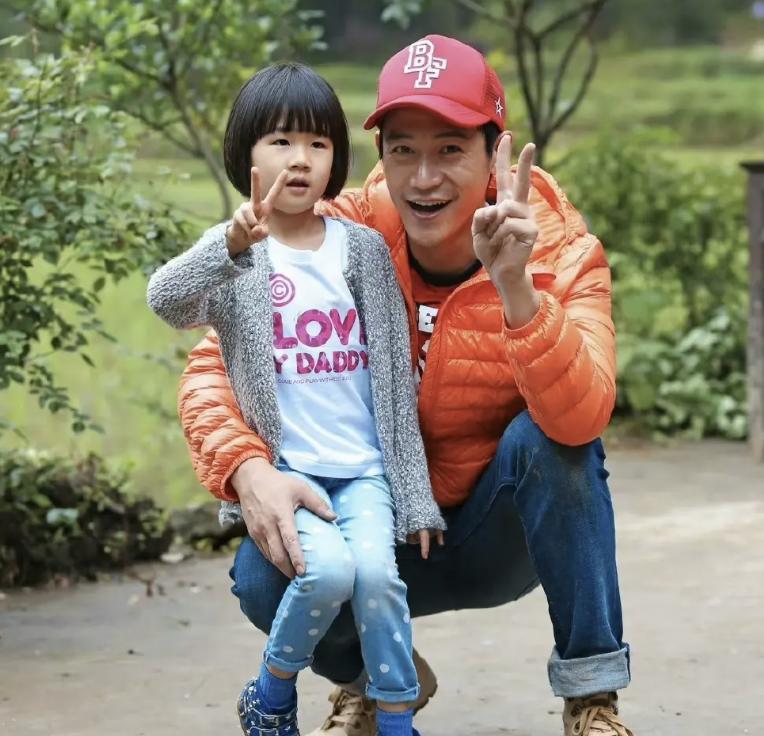 陆毅14岁大女儿获赞最美星二代，才艺令人惊艳，四口人共用一张脸