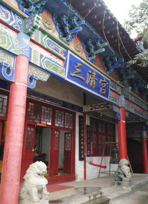 到寺庙烧香拜佛插香有什么规矩,到外面大庙里烧香拜佛有什么规矩