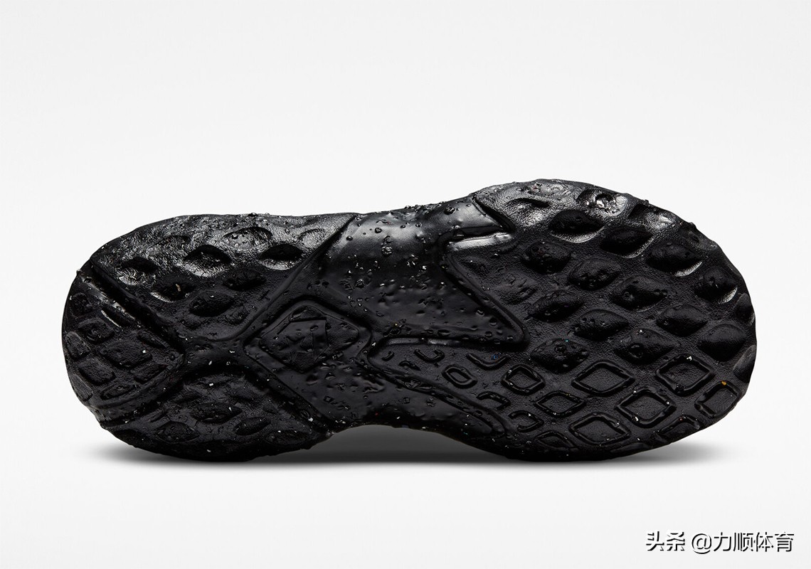 三重黑色覆盖了匡威海绵陨石坑