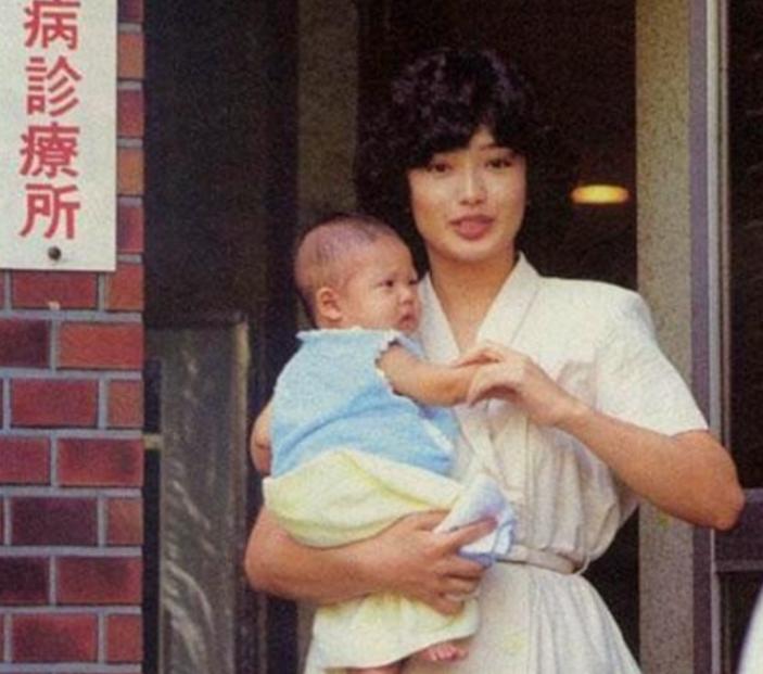 日本70年代女性山口百惠,山口百惠多少岁母亲去世的