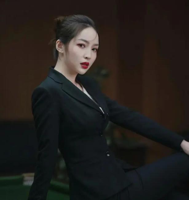 台球女神美貌不输潘晓婷,台球女神一杆清台