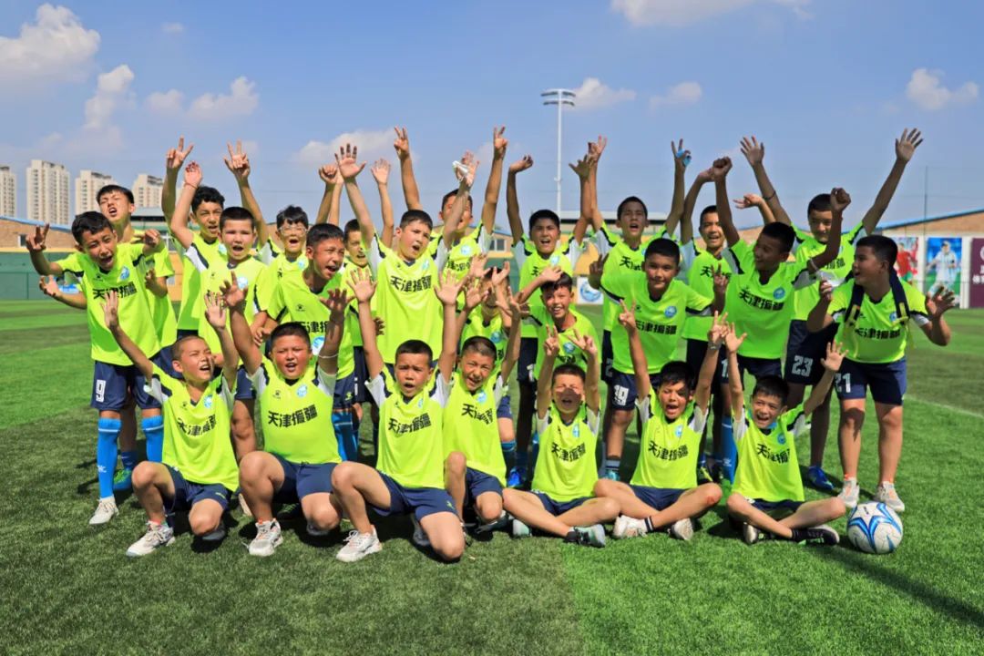 “十城带百县”助力乡村振兴|*疆新**和田足球小巴郎感受天津足协外教训练指导现场观战津超赛事