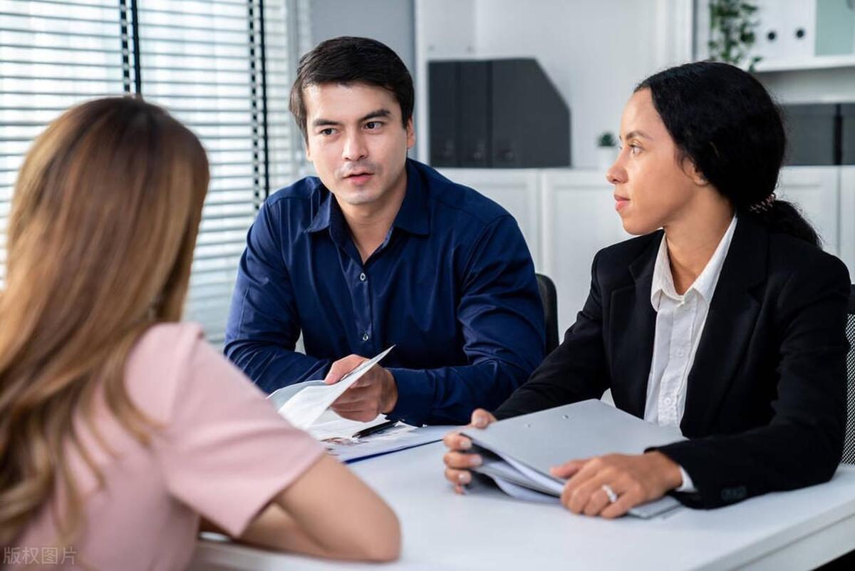 面试官的小动作让我感觉不专业,面试官小动作大揭秘