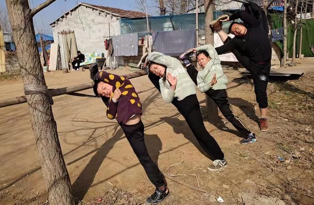 江苏80后爸爸带三个孩子练武术,父亲带三个孩子练武术基本功