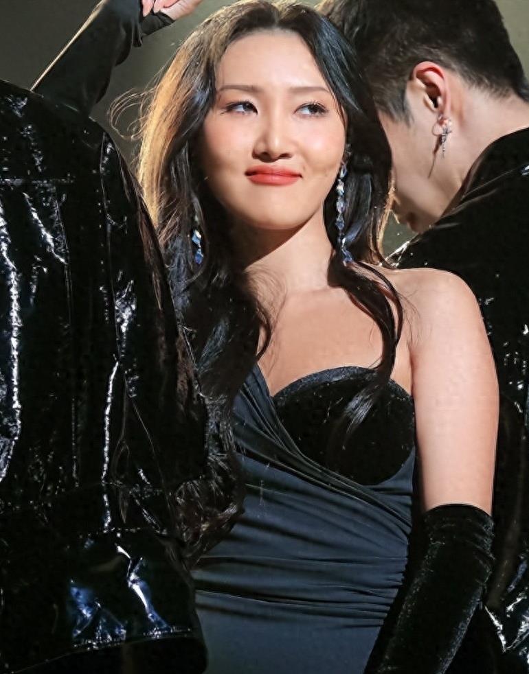 韩国女团成员华莎表演时突然蹲下抚摸*处私**，被警察骂为表演中无礼