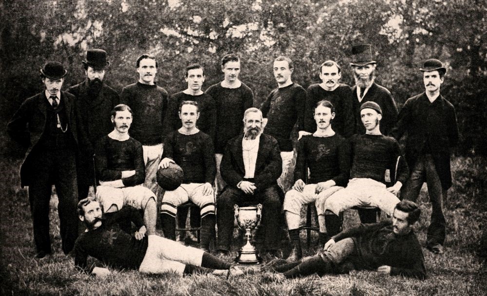 足球的起源与发展1000字论文,足球的起源与历史200字