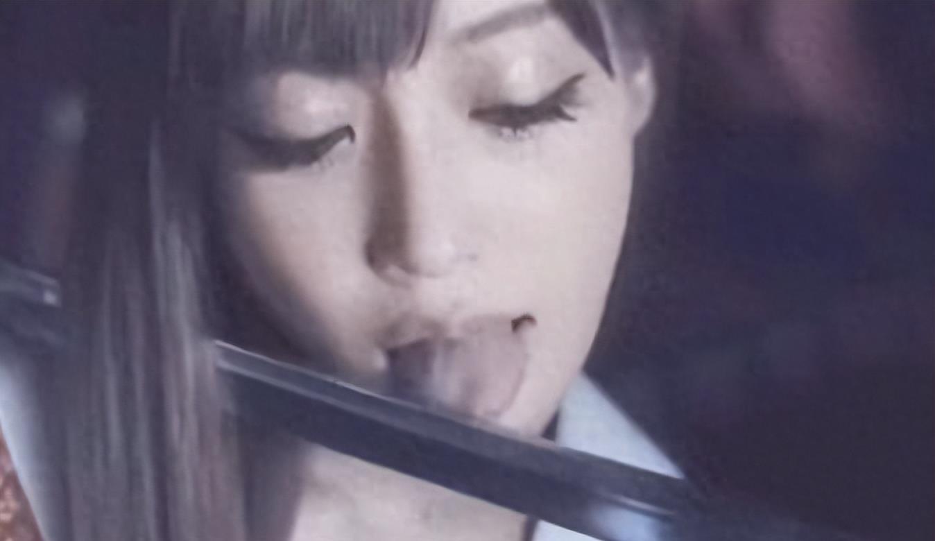 牛角胸罩，诱惑式舔刀尖，这些颠覆三观的镜头，看完让人一言难尽