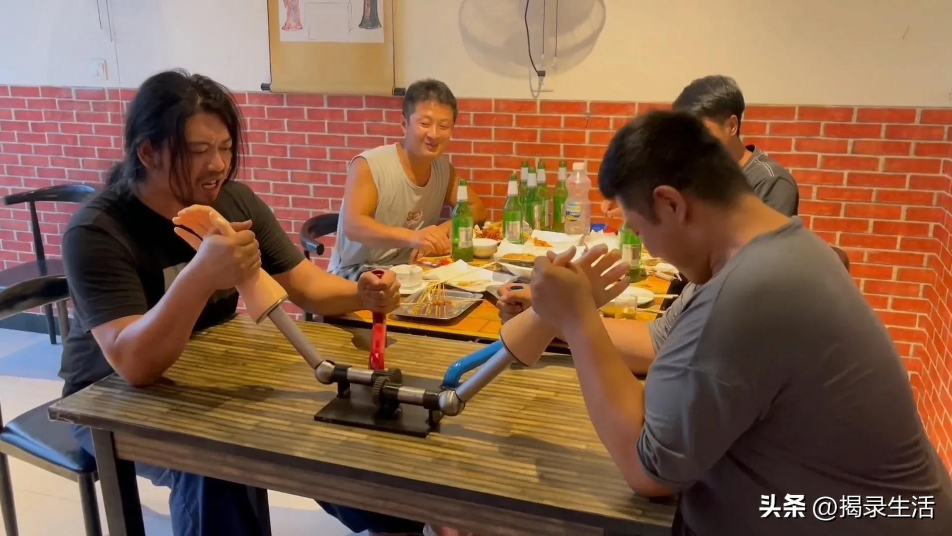 小伙30岁了还“不务正业”，靠无用发明走红，高调做事低调做人