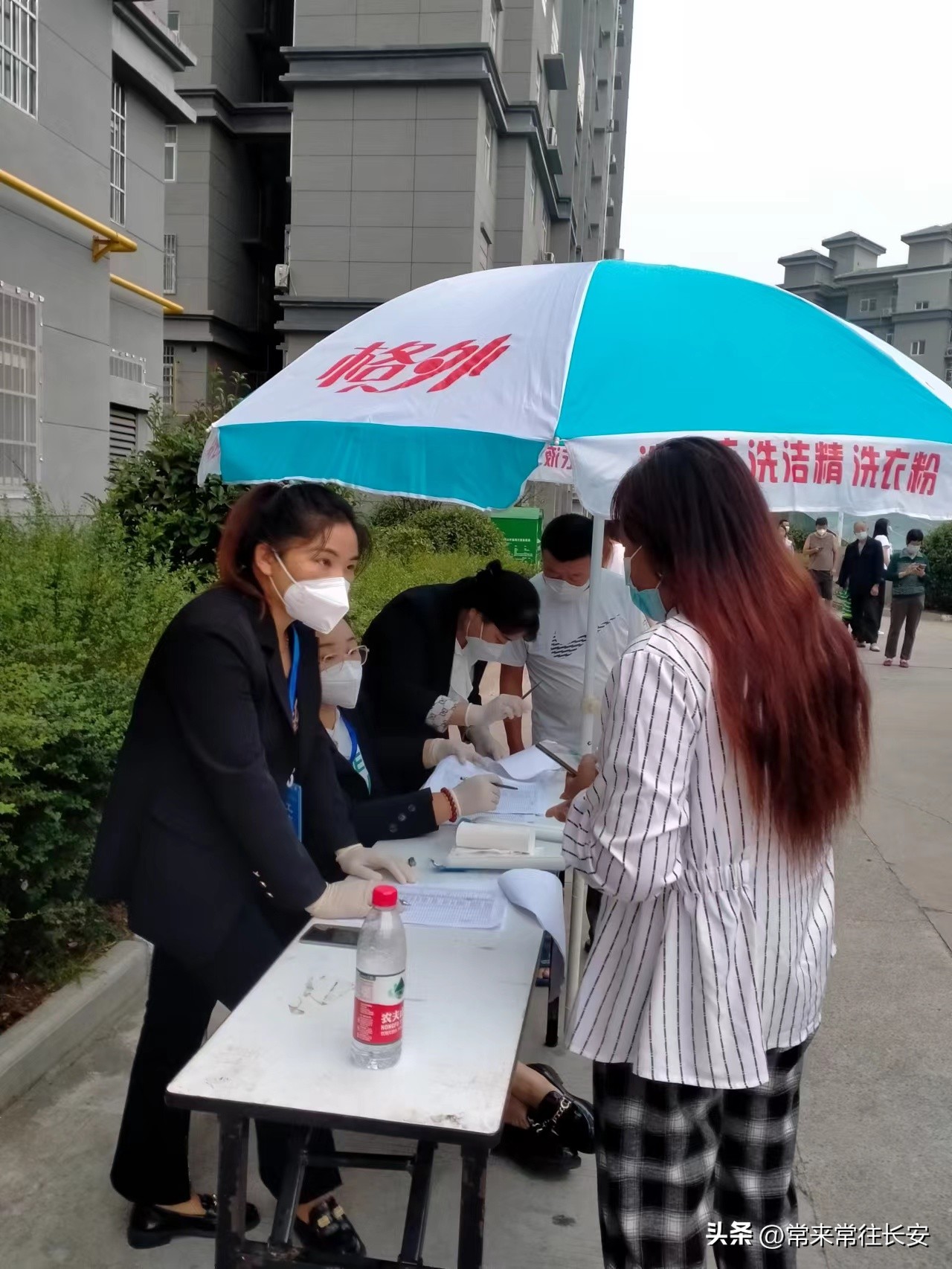 疫情无情人有情危难之中显担当市县机关下派金山小区的*党**员志愿者