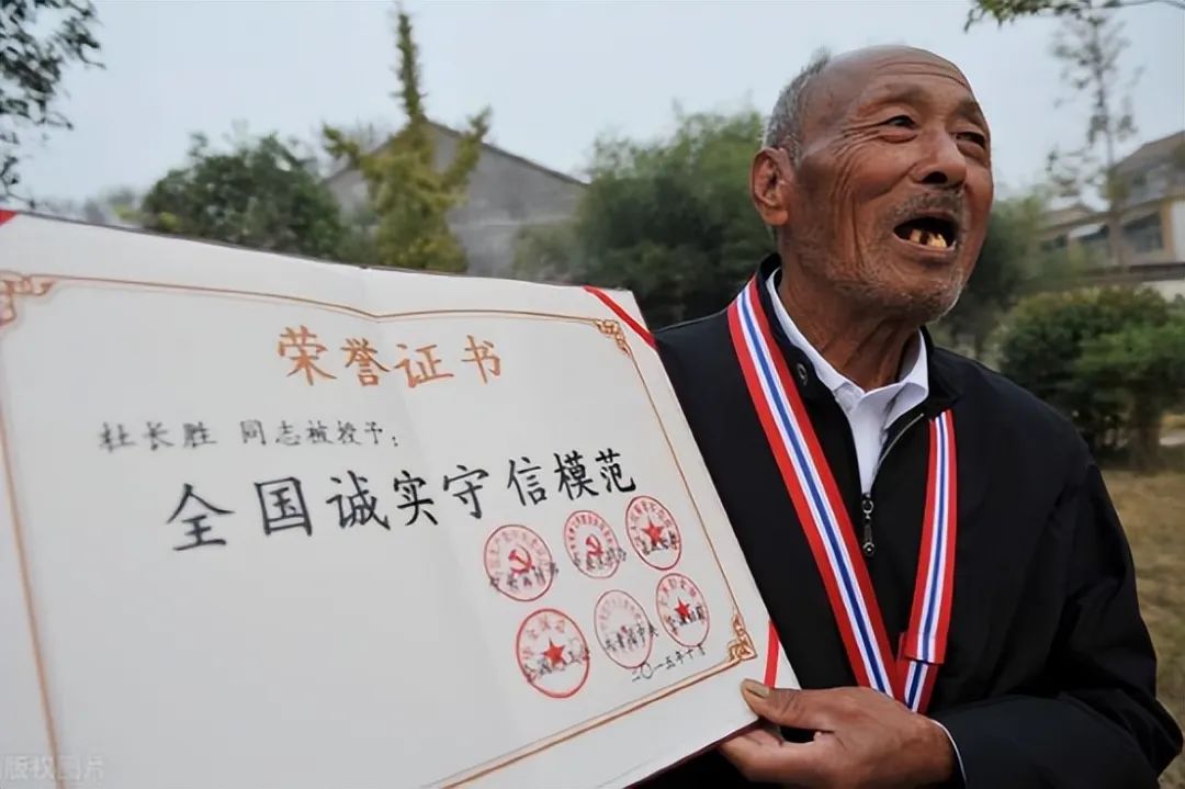 老赖横行的年代，71岁老人和11岁少年亲身演绎，什么叫做“信义”